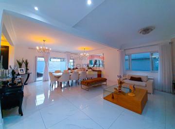 Casa · 250m² · 3 Quartos · 8 Vagas · Maravilhoso e impecável sobrado alto padrão, 3 suites, 1 master, hidro e closet, visite hoje.