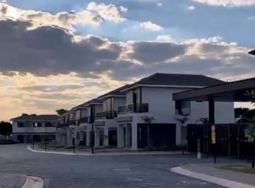 Casa de 3 quartos, Campinas · Casa em condomínio à venda com 3 suítes e quintal em Barão Geraldo, Campinas