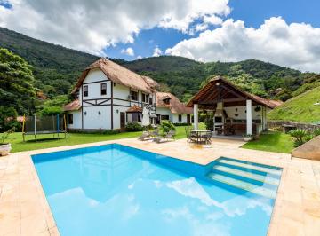 Casa · 344m² · 6 Quartos · 4 Vagas · Casa com 6 quartos em condomínio em Pedro do Rio, Petrópolis.