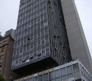 054e63ef143f3826134a98c9940e67c4cc3bed65 · Andar inteiro em prédio comercial espelhado, vista para Republica