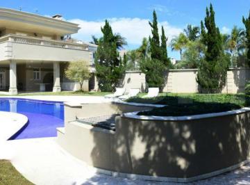 Casa · 675m² · 5 Quartos · 6 Vagas · Residência em estilo francês no loteamento Jardim Acapulco