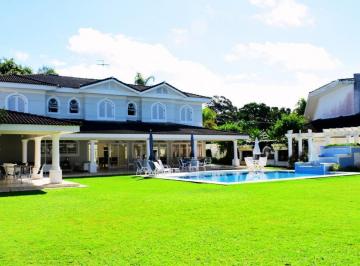 Casa · 630m² · 6 Quartos · 6 Vagas · Projeto neoclássico americana no condomínio Jardim Acapulco