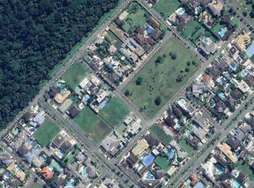 Terreno · 2500m² · Terreno frente praça à venda no Jardim Acapulco em Guarujá.