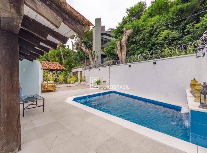 Foto do imóvel - Luxobrasil vende e aluga uma encantadora residência triplex situada em um dos endereços mais.