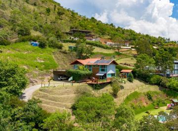Casa · 350m² · 4 Quartos · 4 Vagas · Casa com 4 quartos em condomínio em Itaipava, Petrópolis.