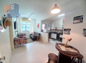 Apartamento · 65m² · 2 Quartos · 1 Vaga · Reformado a 200 Metros do Mar Região Restaurantes.