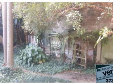 Casa · 470m² · 3 Quartos · 5 Vagas · 2 Casas super bem localizadas, quintal com árvores frutíferas.