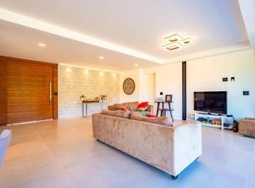 Casa · 395m² · 4 Quartos · 3 Vagas · Casa com 4 quartos em condomínio em Itaipava, Petrópolis.