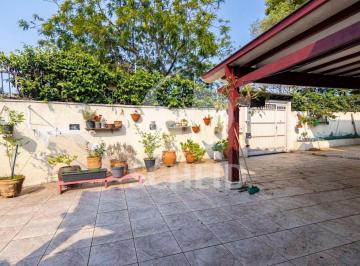 Casa · 140m² · 3 Quartos · 4 Vagas · 03 dormitórios e 04 vagas