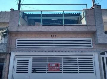 Casa · 179m² · 3 Quartos · 2 Vagas · Sobrado no Jardim Marcopolo, região do Bairro Batistini.