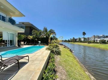 Casa · 360m² · 5 Quartos · 2 Vagas · Sobrado em condomínio com 05 suítes