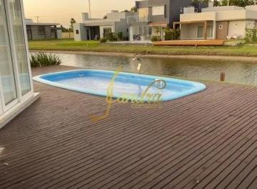 Casa · 320m² · 4 Quartos · 2 Vagas · Lindo sobrrado com 05 suítes beira de lago