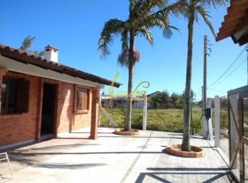 Casa · 90m² · 3 Quartos · 2 Vagas · Casa duas quadras do mar venda ou locação de temporada com 03 dormitórios