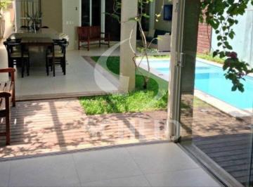 Casa · 442m² · 4 Quartos · 6 Vagas · Casa em Condomínio com  4 dormitórios, 4 suítes e  6 vagas de garagem.