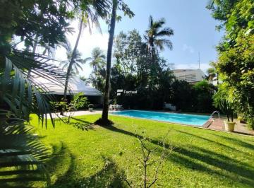 0c3a5f2ead29beeda7a85f15b49fcd4637f54cce · Sobrado exclusivo em localização privilegiada Praia de Pernambuco, Guarujá/SP.