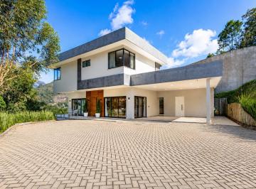 Casa · 280m² · 3 Quartos · 4 Vagas · Casa com 3 quartos em condomínio no Parque do Imbuí, Teresópolis.