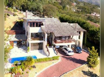 Casa de 4 quartos, Petrópolis · Vende-se linda mansão dentro de condomínio em Samambaia