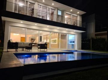 Casa · 383m² · 5 Quartos · 2 Vagas · Sobrado 05 suítes com piscina em condomínio fechado mobiliado e decorado