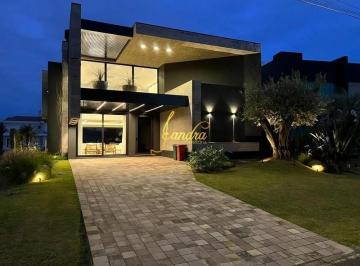 Casa · 387m² · 5 Quartos · 2 Vagas · Casa condomínio com 05 suites e piscina beira de lago