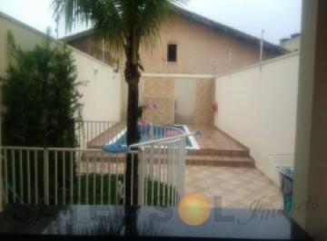 Foto 01 · Casa ampla, arejada, localizada em bairro residencial, próximo a praia