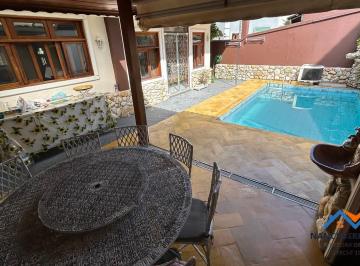 Casa · 300m² · 3 Quartos · 6 Vagas · Casa com Piscina em Cond. Fechado de Arujá a venda ! Confira !