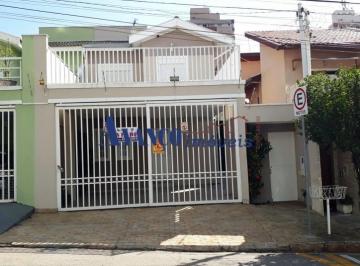 Casa · 140m² · 3 Quartos · 2 Vagas · Sobrado repleto de armários em localização privilegiada