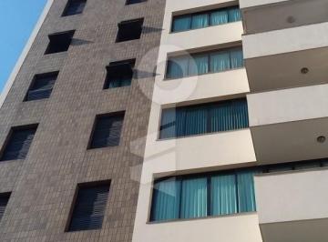 Apartamento · 130m² · 3 Quartos · 2 Vagas · Centro - Amplo apartamento, andar alto e repleto de armários