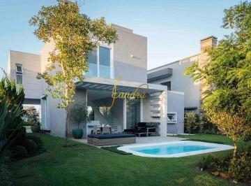 Casa · 360m² · 5 Quartos · 2 Vagas · Sobrado Enseada com 05 suítes beira de lago