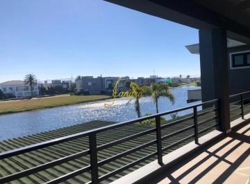 Casa · 309m² · 4 Quartos · 2 Vagas · Belíssima Sobrado no Condomínio Enseada! Estilo Contemporâneo, composto por 04 suítes piscina