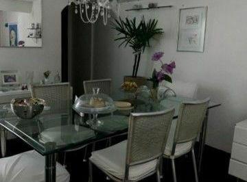 Apartamento · 143m² · 3 Quartos · 2 Vagas · Apartamento de 3/4 (01 suíte), varanda, 2 vagas e dependência de empregada para venda no Costa Azul