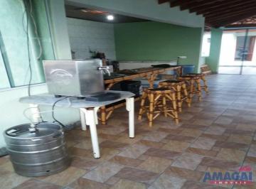 Casa · 207m² · 3 Quartos · 1 Vaga · Sobrado de 3 quartos no Centro