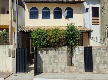 Foto 01 · Casa à Venda na Atalaia: 4 Quartos, 3 Suítes, 2 Salas, 6 Banheiros, 3 Vagas de Garagem. Próximo a Or