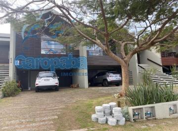 Foto 01 · Aluguel de Casa Moderna com 3 Quartos e Piscina em Garopaba-SC, Centro  180m²  2 Vagas  Wi-Fi  650m 