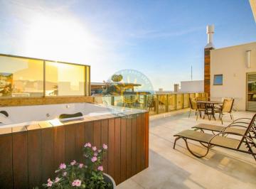 Spa no terraço · Cobertura Duplex mobiliada e decorada localizada em Residencial na Beira Mar da Praia de Bombinhas