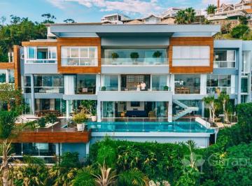 Casa · 1300m² · 6 Quartos · 6 Vagas · Casa com Design Contemporâneo e Vista Espetacular em Condomínio no Cacupé