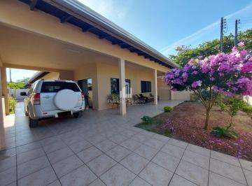 Casa · 200m² · 4 Quartos · Casa de esquina com 04 dormitórios (sendo 03 suítes), á 280 metros da praia