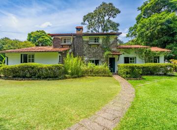 Casa · 550m² · 10 Quartos · 6 Vagas · Casa com 10 quartos em condomínio no Cuiabá, Petrópolis.