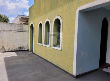 Casa · 210m² · 3 Quartos · 4 Vagas · Ótimo imóvel para renda próximo a comércio e transporte.