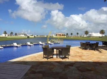 Casa · 540m² · 2 Vagas · Ótimo lote em condomínio fechado metragem diferenciada
