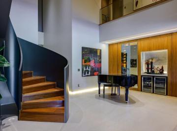 Casa · 900m² · 5 Quartos · 4 Vagas · A escada é uma obra de arte. E a casa não fica atrás.