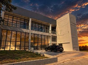 Comercial · 730m² · 20 Vagas · Oportunidade! Imóvel Comercial Amplo com Subsolo Acessível e 20 Vagas