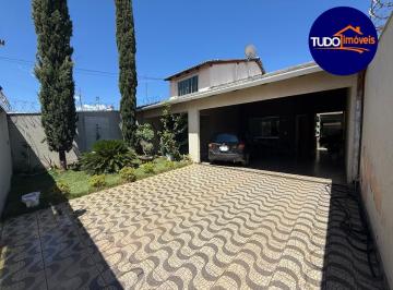 Foto 01 · Belíssima casa,   3 quartos, suíte, porcelanato, aceita financiamento, localização ímpar, jardim, e 