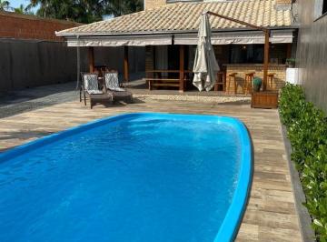 Casa · 258m² · 4 Quartos · 2 Vagas · Casa em Penha com piscina a 600 M do mar - Centro