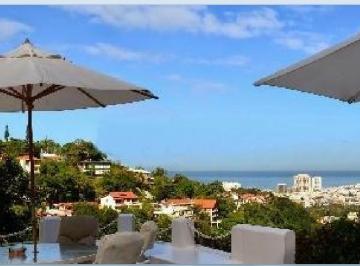 Casa de 6 quartos, Rio de Janeiro · Casa Joatinga, 6 quartos sendo 4 suítes e 20 vagas.