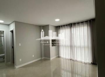 Sala estar · Aluguel anual apartamento 2 dormitórios com terraço e semi mobiliado em Balneário Camboriú
