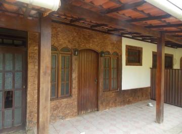 Varanda · Casa Centro térrea com portas e janelas madeira de lei, telhado novo.