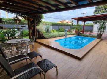área externa · EXCELENTE CASA DE ESQUINA