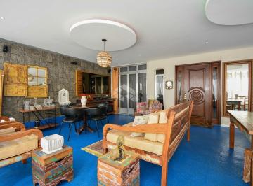 231467_i3YDRl47wEH5L_23146768a5f8673f8a2.jpg · CASA 4 QUARTOS SENDO 3 SUÍTES COM 2 VAGAS E 200M² PRIVATIVOS NO CENTRO DE FLORIANÓPOLIS