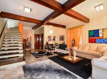 231467_i3YDRl47wEH5L_23146768a5f825eb997.jpg · CASA 4 QUARTOS SENDO 3 SUÍTES COM 2 VAGAS E 200M² PRIVATIVOS NO CENTRO DE FLORIANÓPOLIS