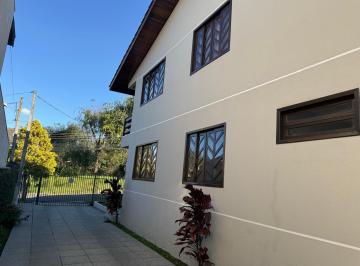 Casa de 8 quartos, Curitiba · Dois excelentes sobrados em um só terreno, muito jardim e área de lazer.